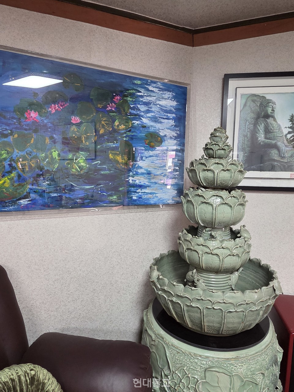 사무실에 둔 연꽃 작품.