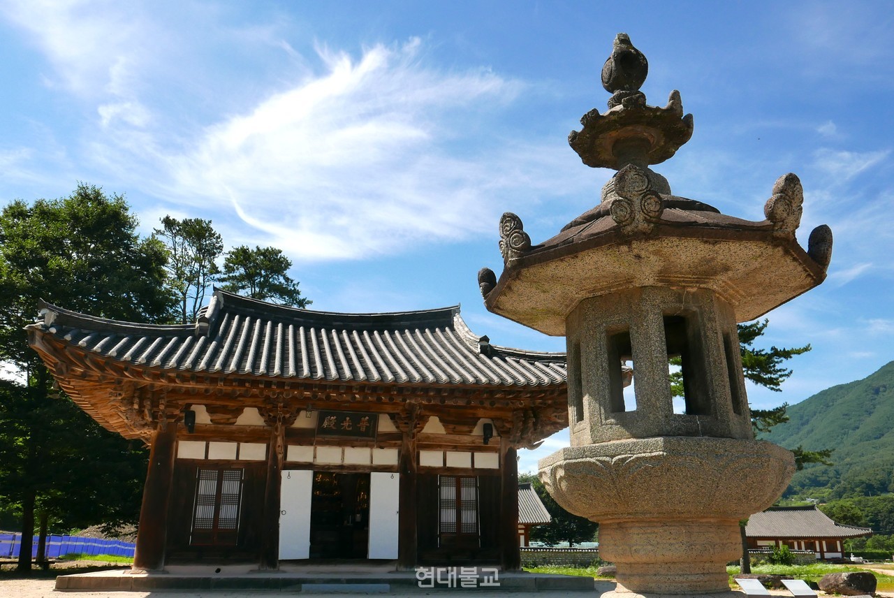 실상사 보광전과 보물 실상사 석등이 마주 보고 있다.