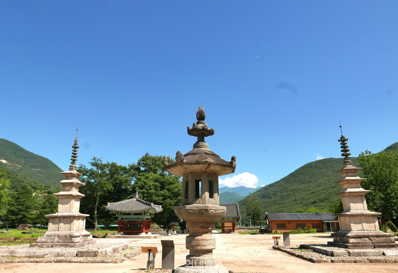 보광전 방향에서 바라본 남원 실상사 석등과 동서 삼층석탑.