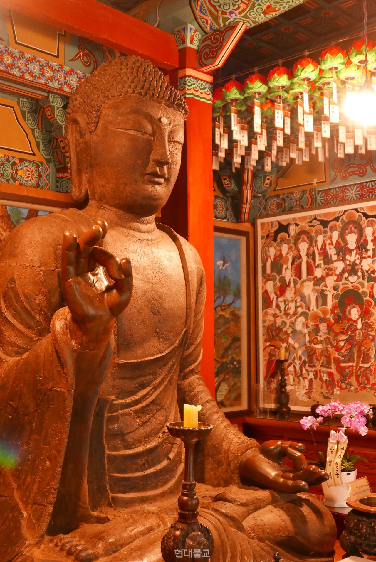 실상사 약사전 철조여래좌상. 2.66m 높이에 4000근 무게의 대형 철불이다.