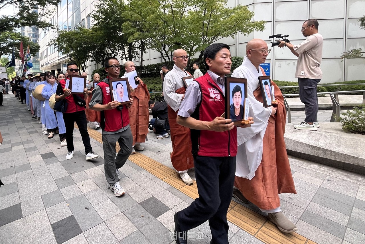 조계종 사회노동위원회가 8월 24일 서울고용노동청 본청 앞에서 베트남 출신 20대 청년 응오뚜이롱의 49재 및 산재로 떠난 이주노동자들을 위한 추모재를 봉행했다. 사진은 고인들의 위패를 들고 행진하는 모습.