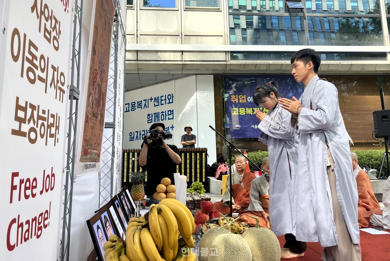 이날 49재 및 추모재에는 재한 베트남 공동체도 함께해 안타까운 죽음을 맞이한 이들의 극락왕생을 발원했다.