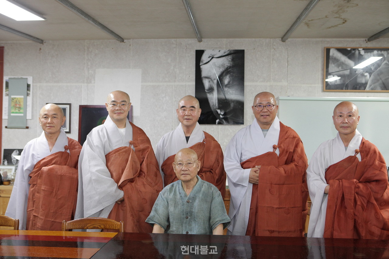 조계종 종정 중봉 성파 대종사가 8월 25일 통도사 서운암을 찾은 총무원 부실장 스님들에게 