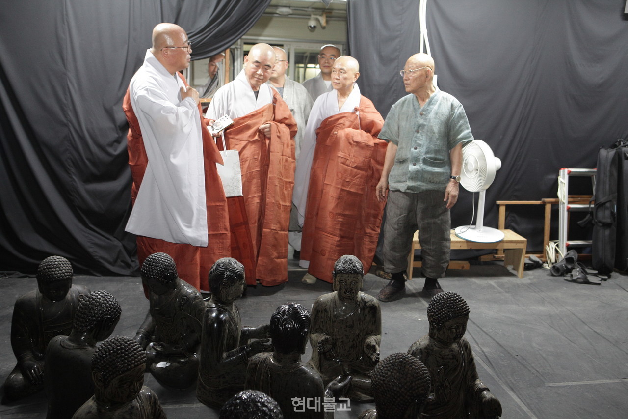 부실장 스님들에게 불상 작품을 설명하는 성파 스님.