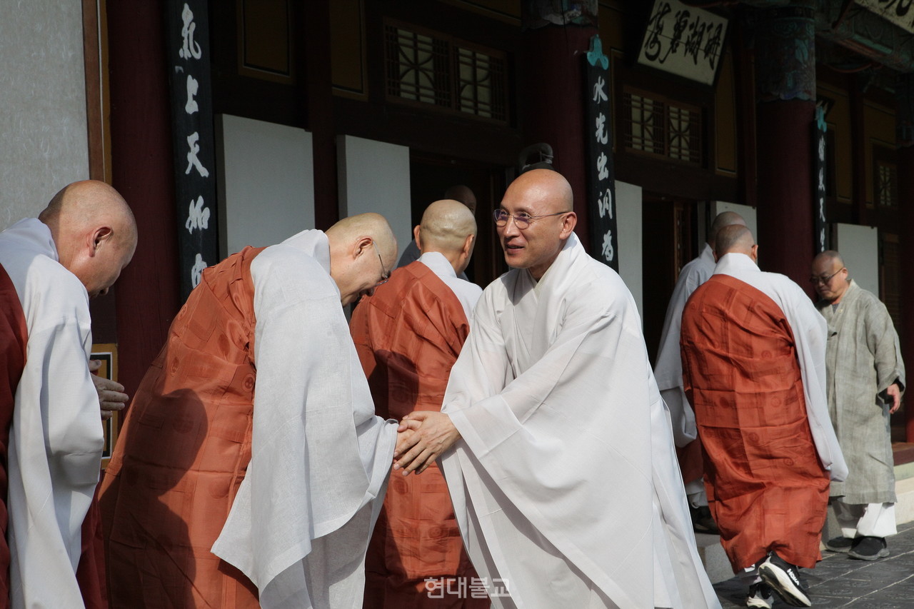 통도사 주지 현덕 스님(가운데)이 부실장 스님들을 맞이하며 인사를 나누는 모습.