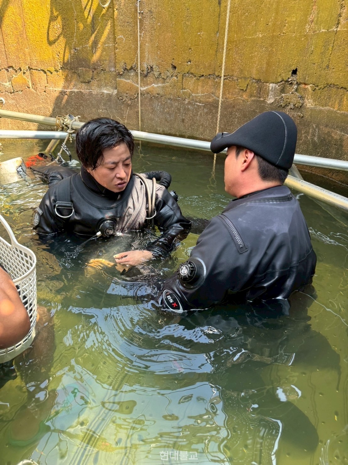 내년 잠수조사를 위한 안전조치 작업에 들어가는 잠수부들. 해당 작업에는 한국인 잠수사도 동참하고 있다.  사진 제공=관음종.