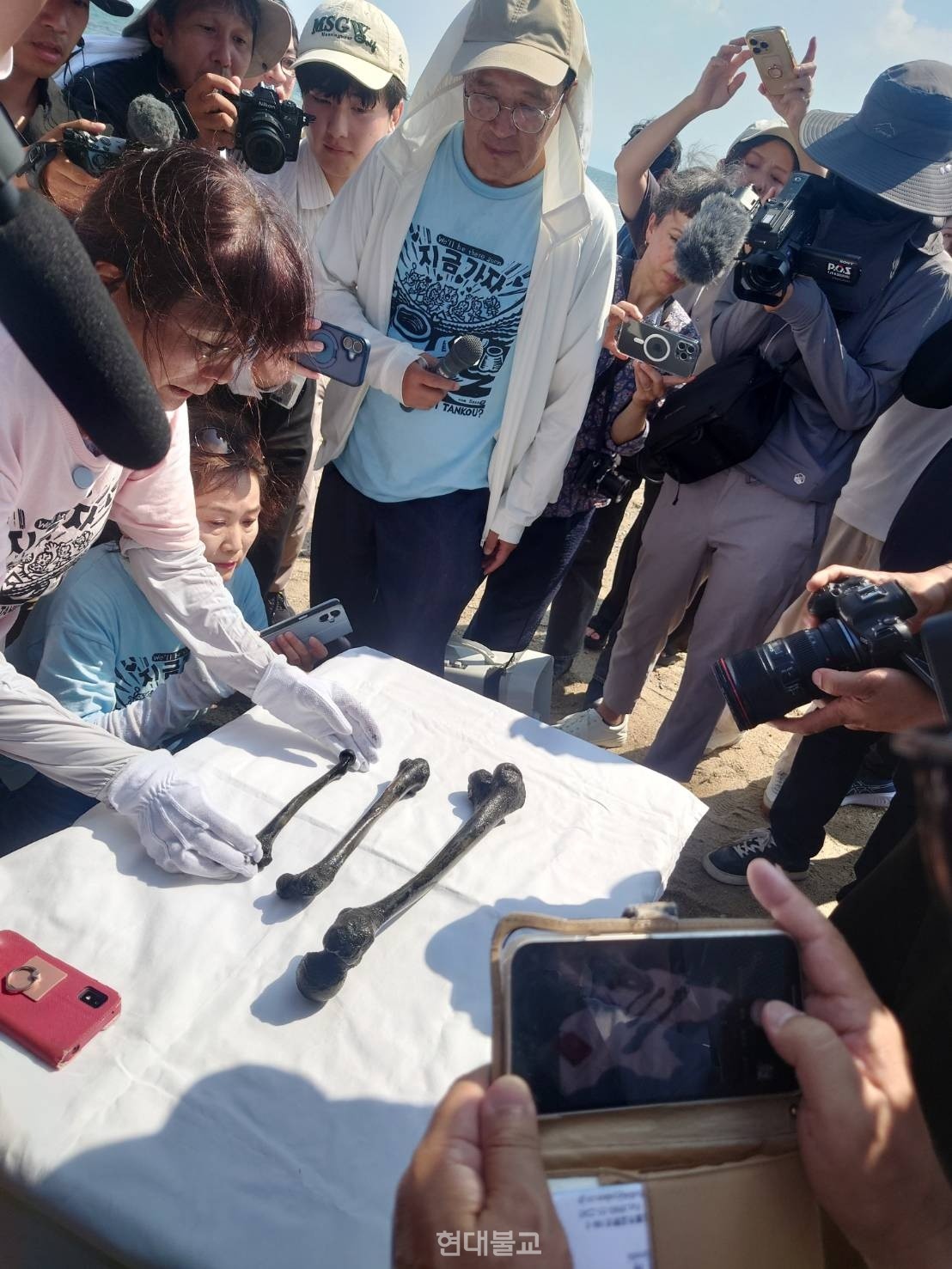 조세이탄광 수몰사고를 역사에 새기는모임은 8월 25일 오후 2시 9분경 조세이탄광 수몰사고 당시 희생자로 추정되는 유골을 발견했다.  사진은 유골을 공개하는 모습.  사진 제공=관음종.