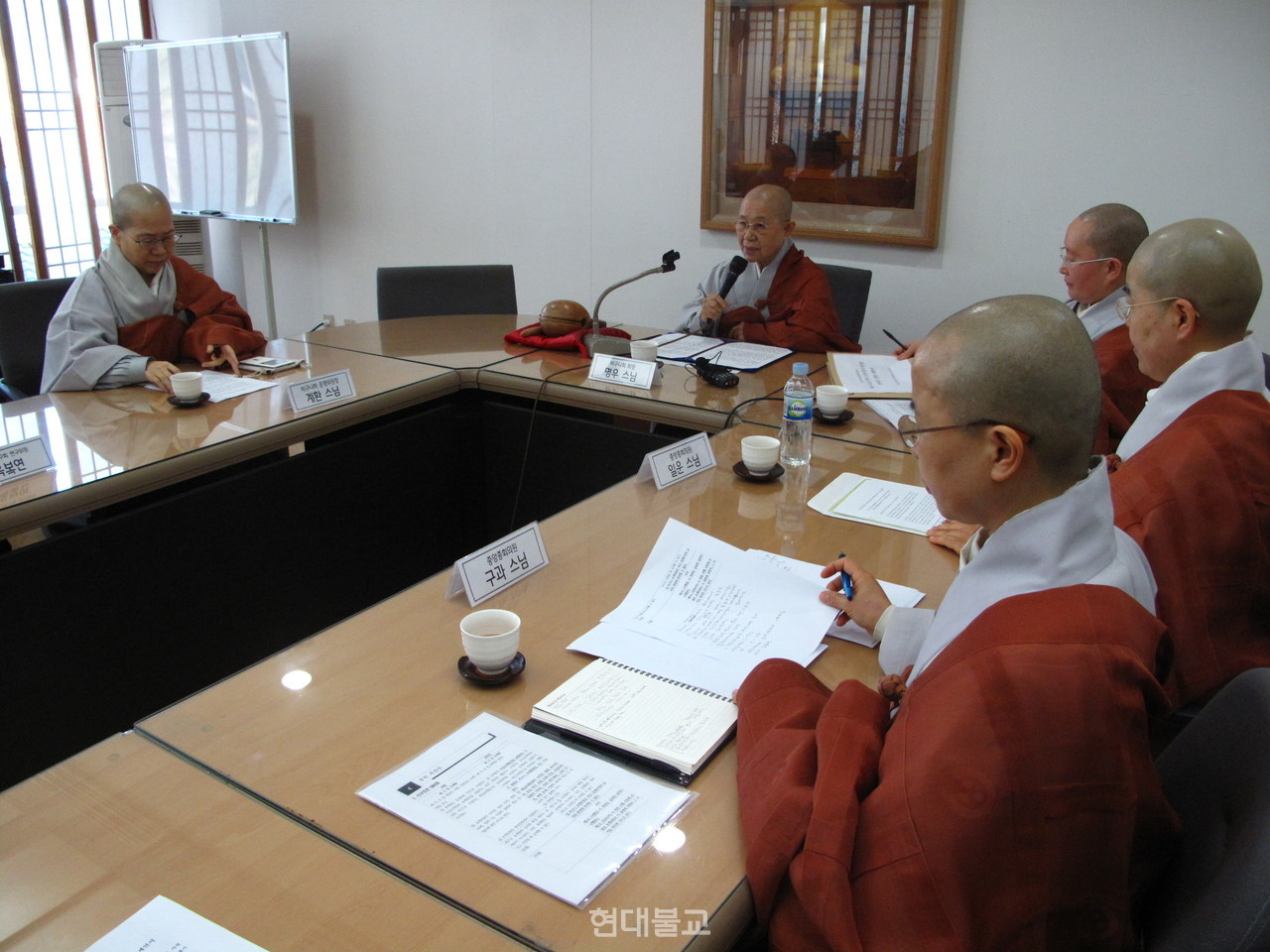 조계종 전국비구니회와 비구니 종회의원 스님들이 2014년 3월 5일 기자회견을 열고 비구니 스님들의 호계·법규위원 참여를 촉구하는 제안서를 발표하는 모습. 현대불교 자료사진.