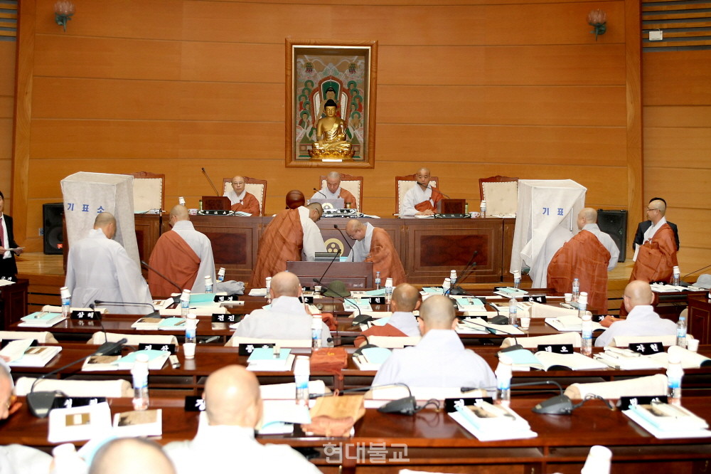 조계종 호계위원에 비구니 스님이 참여할 수 있도록 하는 내용의 종헌 개정안이 오는 9월 중앙종회 임시회에 상정될지 주목된다. 비구니 스님들이 법계위원과 호계위원으로 참여할 수 있도록 하는 종헌 개정안은 지난 2014년 6월 제198회 임시회에서 가결됐지만 원로회의에서 절차상의 문제로 부결된 바 있다. 사진은 2014년 8월 열린 제199회 임시회에서 원로회의가 인준 부결한 종헌 개정안에 대해 무기명 비밀투표를 실시하는 모습. 이날 종헌 개정안은 부결됐다.  현대불교 자료사진.
