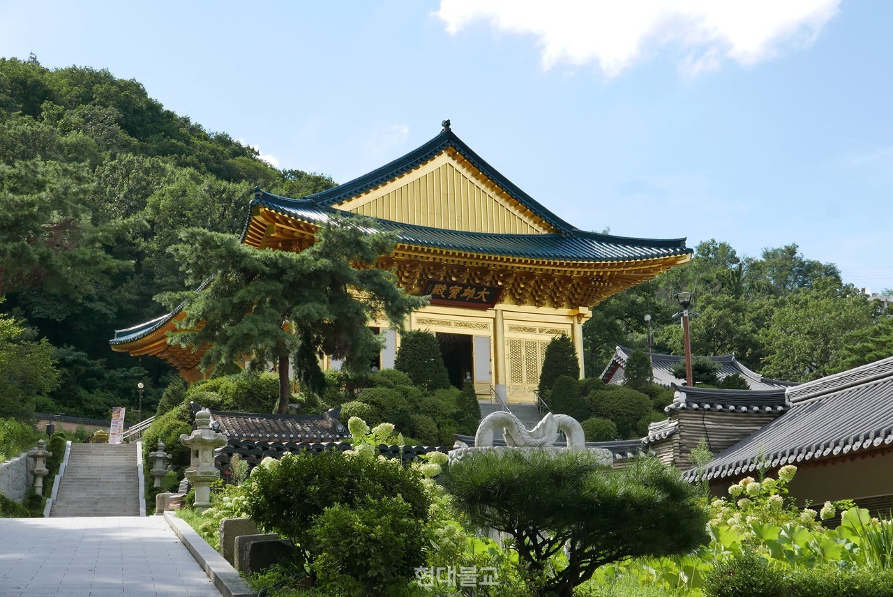 세조 5년(1459)에 창건된 수국사 대웅보전. 여러 번 소실과 중창을 겪으며 현재의 황금빛 사찰 모습으로 거듭났다.  