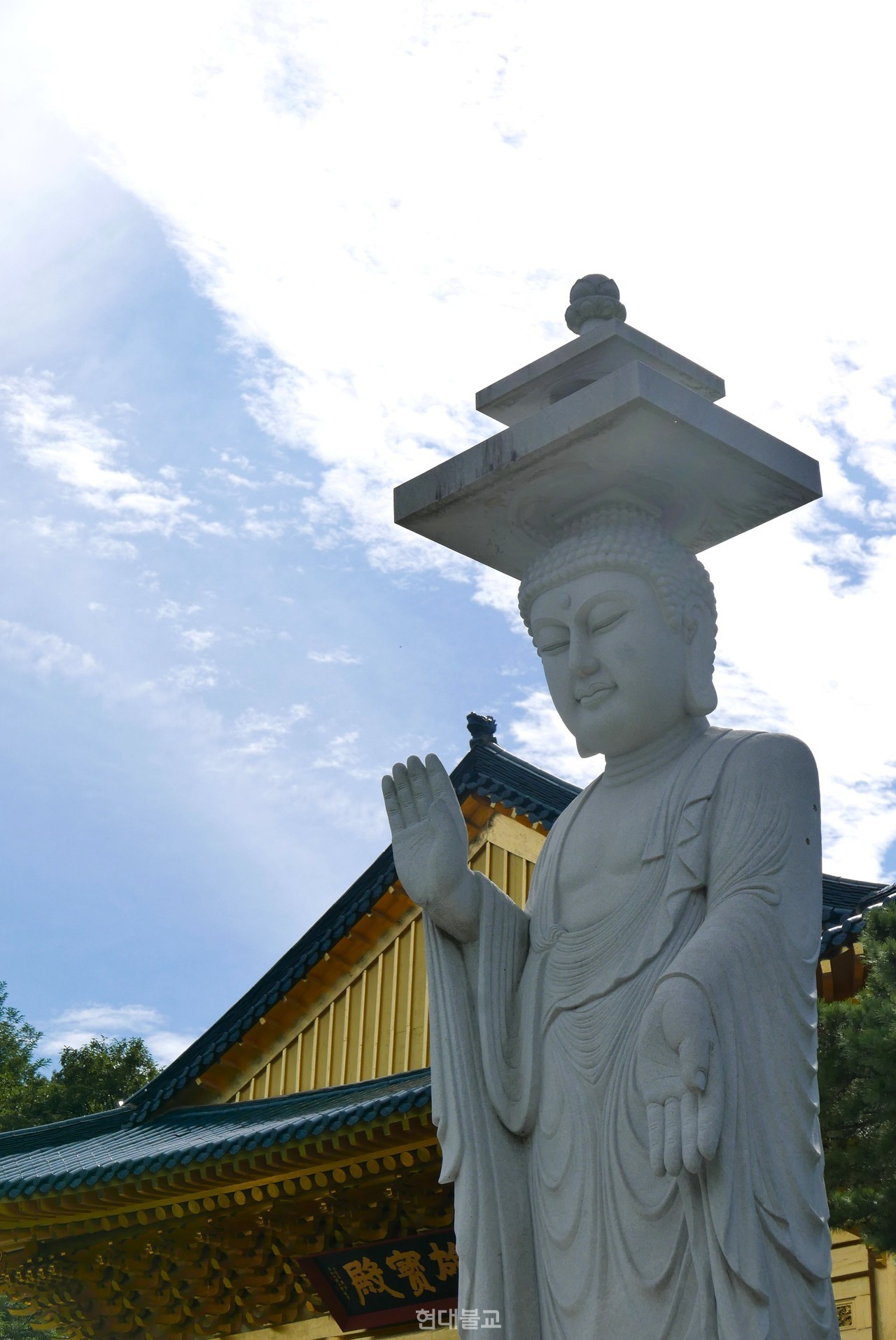 수국사 대웅보전 외부에 모셔진 미륵불. 