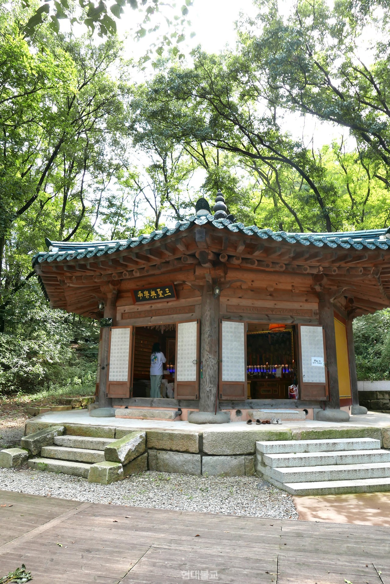 8각 지붕의 독특한 형태를 지닌 수국사 삼성각. 