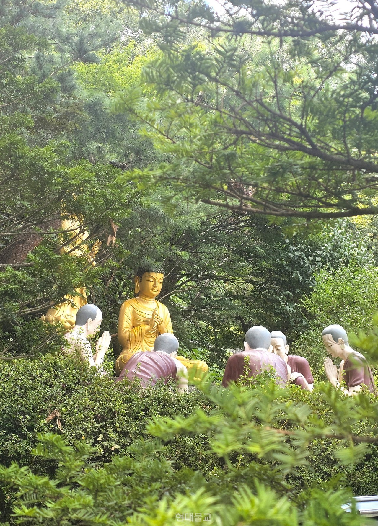 석가모니 부처님이 다섯 명의 수행자에게 최초 설법을 하는 모습이 형상화된 수국사 초전법륜상. 