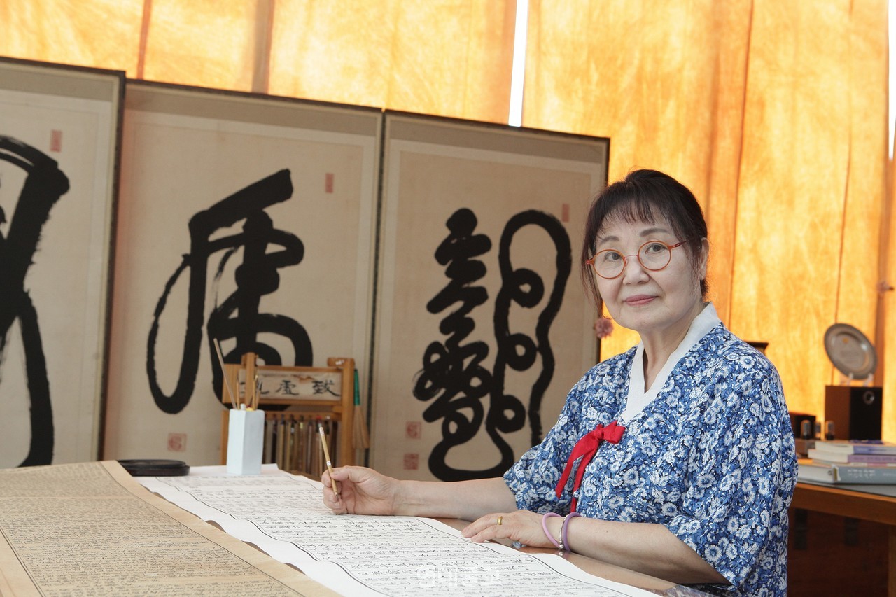 겸당(謙堂) 오현주 전통사경연구원장은… 1978년 문인화로 예술의 길에 들어선 후 서예와 고려사경을 함께 익히며 50여 년간 붓을 놓지 않았다. 그는 사경을 ‘문자사리, 곧 법사리’라 규정하며 단순한 필사가 아닌 수행으로 실천해 왔다. 중봉 운필법을 통해 불교의 중도 사상을 체득했고 ‘부처님 말씀을 장엄하고 그 공덕을 회향한다’는 원력을 삶의 중심으로 삼아 왔다. 탄허대종사 탄생 100주년 기념 사경 공모전 대상, 직지 국제사경공모전 대상, 동아국제미술대전 종합대상 등을 수상했으며, 국전 심사위원과 각종 서예대전 심사를 맡았다. 북경 초대전, 인도 마더 테레사 기념관 벽화 작업 등 해외 활동도 활발히 했다. 2019년 대한민국 대한명인 전통 사경 제1호 명인에 이어 불교여성개발원 ‘여성불자 108인’, ‘한국을 빛낸 자랑스러운 한국인 대상’에 선정됐다. 2023년 통도사 성보박물관 개인전에서 ‘영골사리 부도비문’, ‘금강경 오가해’, ‘화엄경 약찬게’ 등 50여 점을 선보였다. 현재 양산 신평마을에서 전통사경연구원을 운영하며 통도사 성보박물관 전통 사경 지도교수를 맡고 있다.