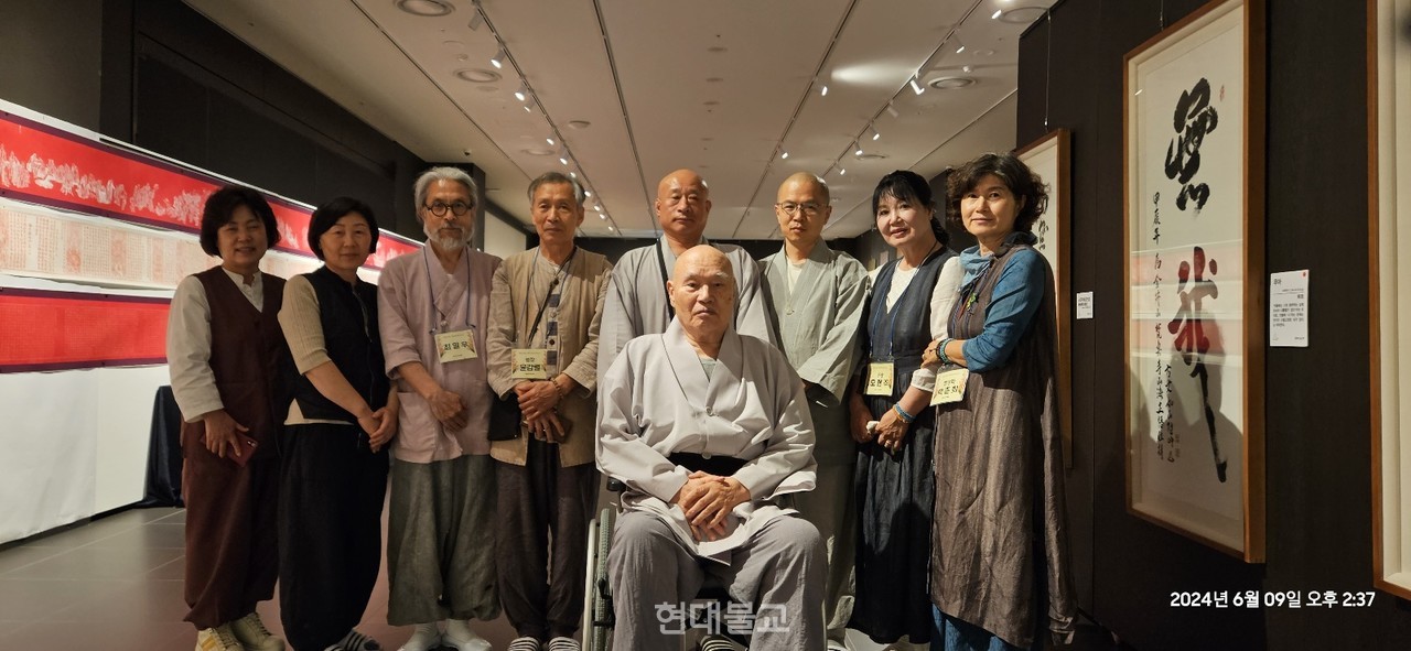 오 원장은 창원 성산아트홀과 통도사 성보박물관, 2024년 고성박물관과 범어사 성보박물관 등에서 잇따라 개인전을 열며 대중과의 접점을 넓혀 왔다. 사진은 2024년 범어사 성보박물관 부처님오신날 초청 전시 ‘환희의 정원’ 당시 무비 스님(사진 가운데)과 함께 한 기념사진.(오른쪽 두 번째 오현주 원장)