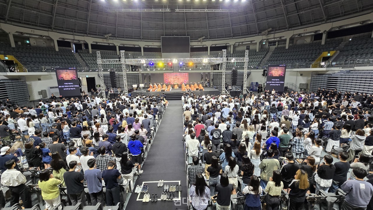 지난해 처음으로 열린 동국대 영캠프 모습. 이날 2500명의 재학생이 청년불자로 거듭났다. (현대불교 자료사진)