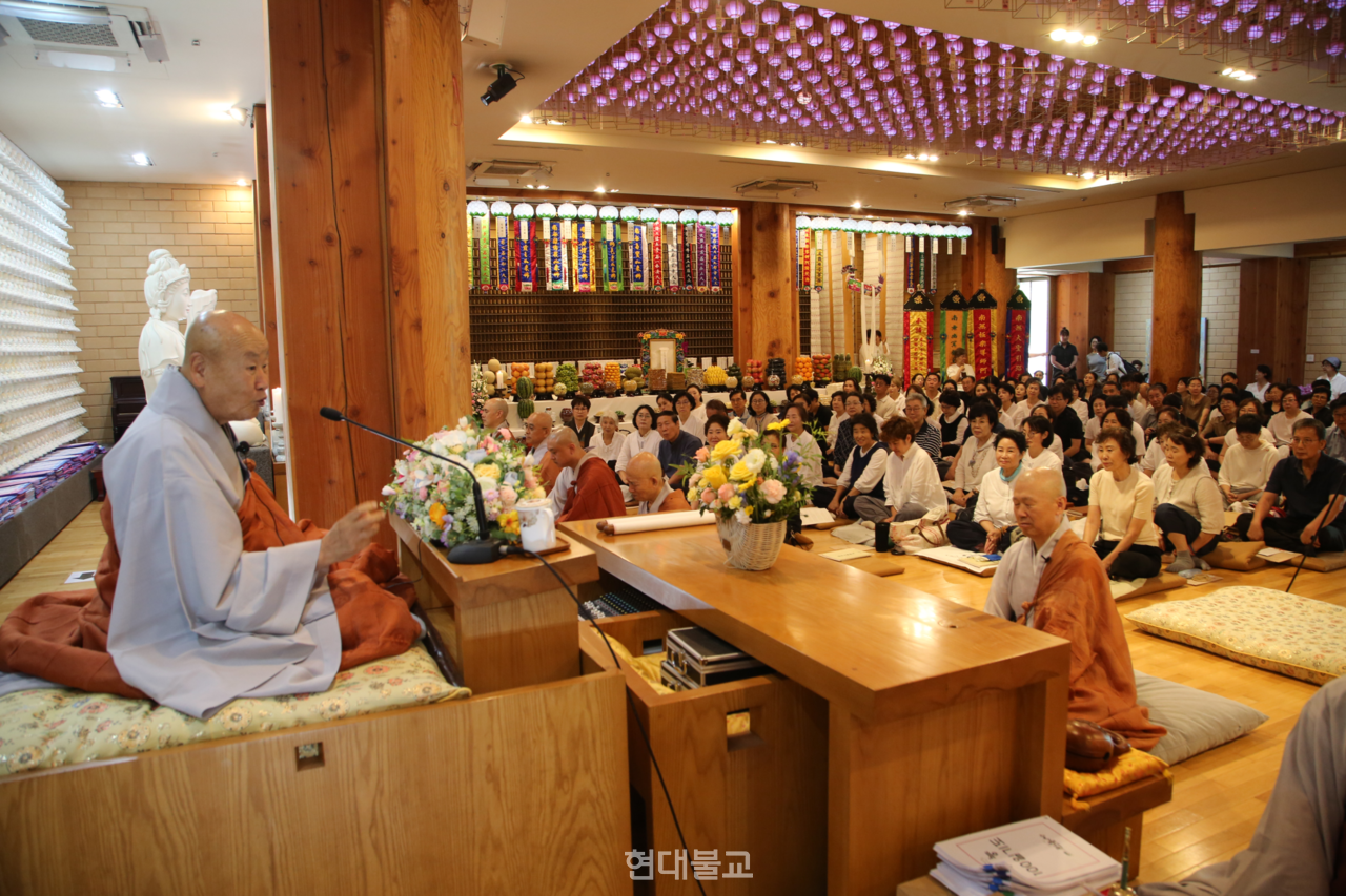 강화 전등사는 9월 6일 무설법 법당에서 사부대중 700여 명이 참석한 가운데 묘허 스님 초청 백중 회향법회를 봉행했다.