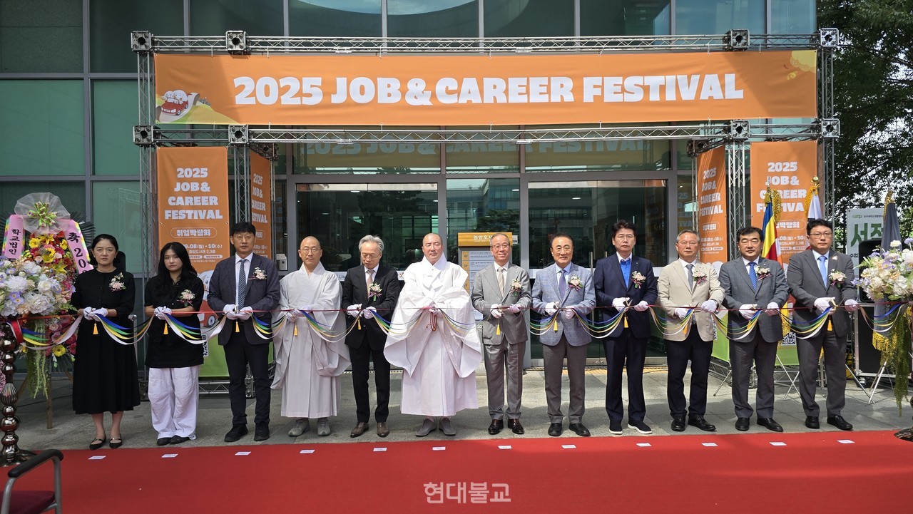µ¿±¹´ë´Â 9¿ù 8ÀÏ ¼¿ïÄ·ÆÛ½º Áß¾Óµµ¼°ü¿¡¼ Ãë¾÷¹Ú¶÷ȸ ¡®2025 JOB & CAREER FESTIVAL¡¯ °³¸·½ÄÀ» °³ÃÖÇß´Ù. »çÁøÀº Âü¼® ³»¿ÜºóµéÀÇ °³¸· Å×ÀÌÇÁ Ä¿ÆÃ ¸ð½À.