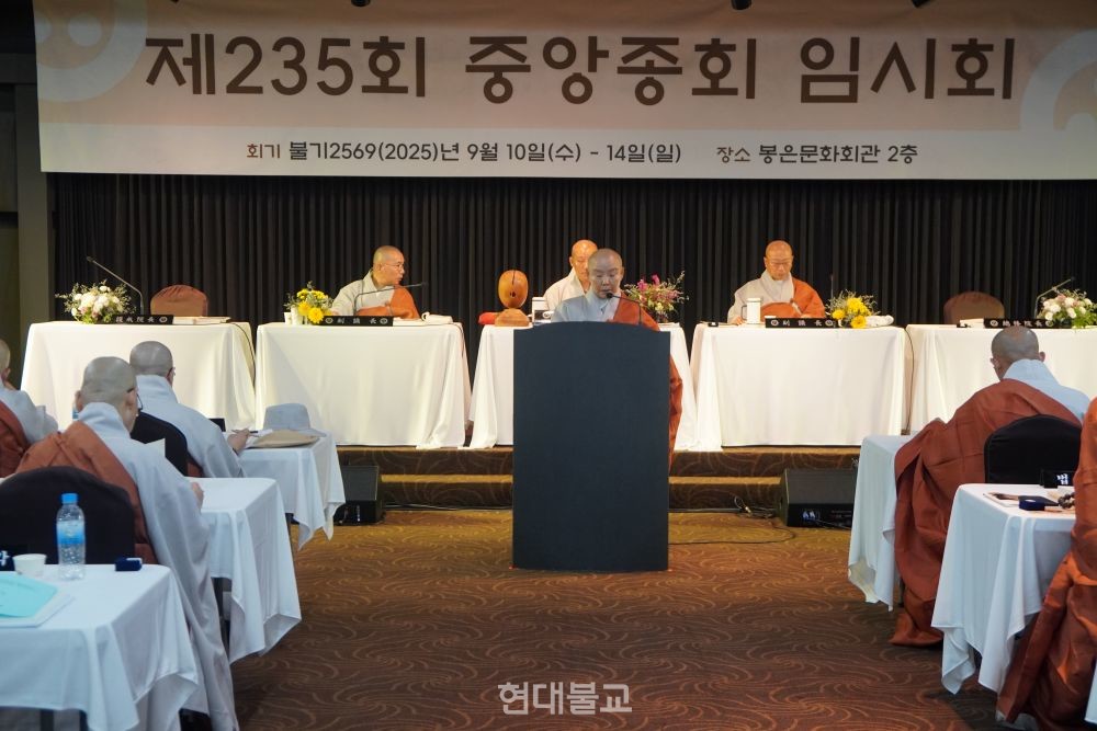 정운 스님이 법안을 설명하고 있다.