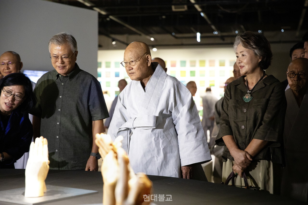 조계종 종정 중봉성파 대종사가 9월 10일 문재인 전 대통령 내외와 스님의 작품 세계를 조명한 특별전 '성파선예전'이 운영되고 있는 2025 청주공예비엔날레를 관람했다. 사진은 비엔날레 본전시장을 찾은 성파 스님과 문 전 대통령 내외.