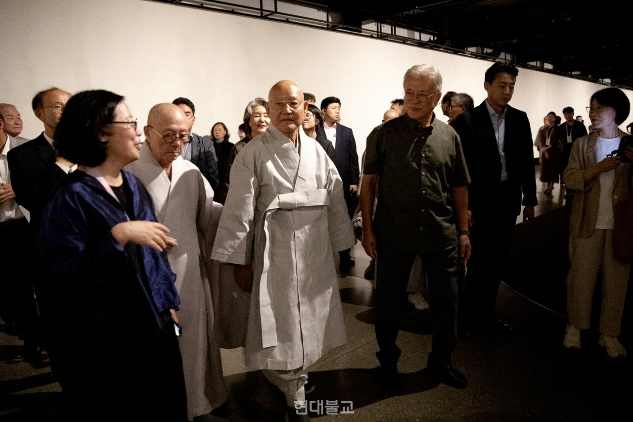 2025 청주공예비엔날레 특별전 '성파선예전'을 관람하는 성파 스님(사진 왼쪽에서 세번째)와 조계종 원로회의 의장 자광 스님(사진 왼쪽에서 두 번째).