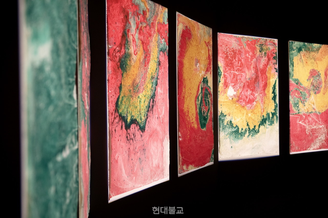 성파 스님의 옻칠 연작 시리즈 '공에서 색으로'.