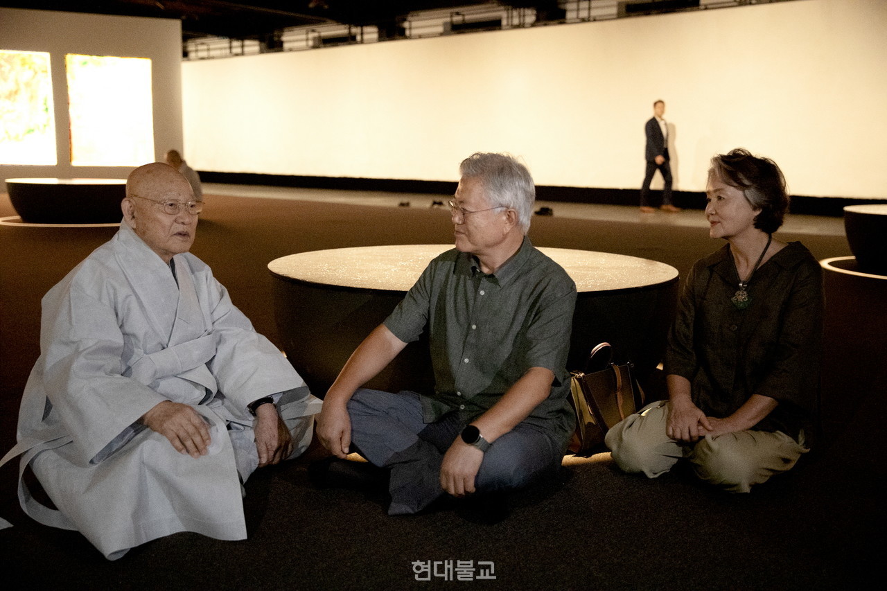 작품 '별들의 향연' 앞에 마주 앉은 성파 스님과 문 전 대통령 내외.