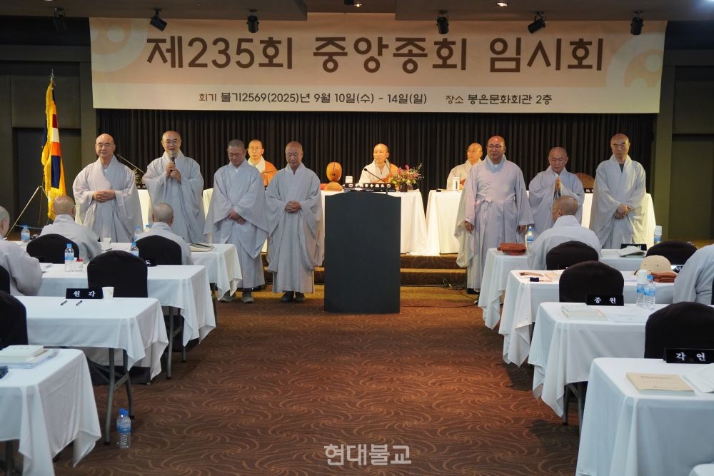 신임 집행부 부실장 스님들이 종회의원 스님들과 인사하고 있다.