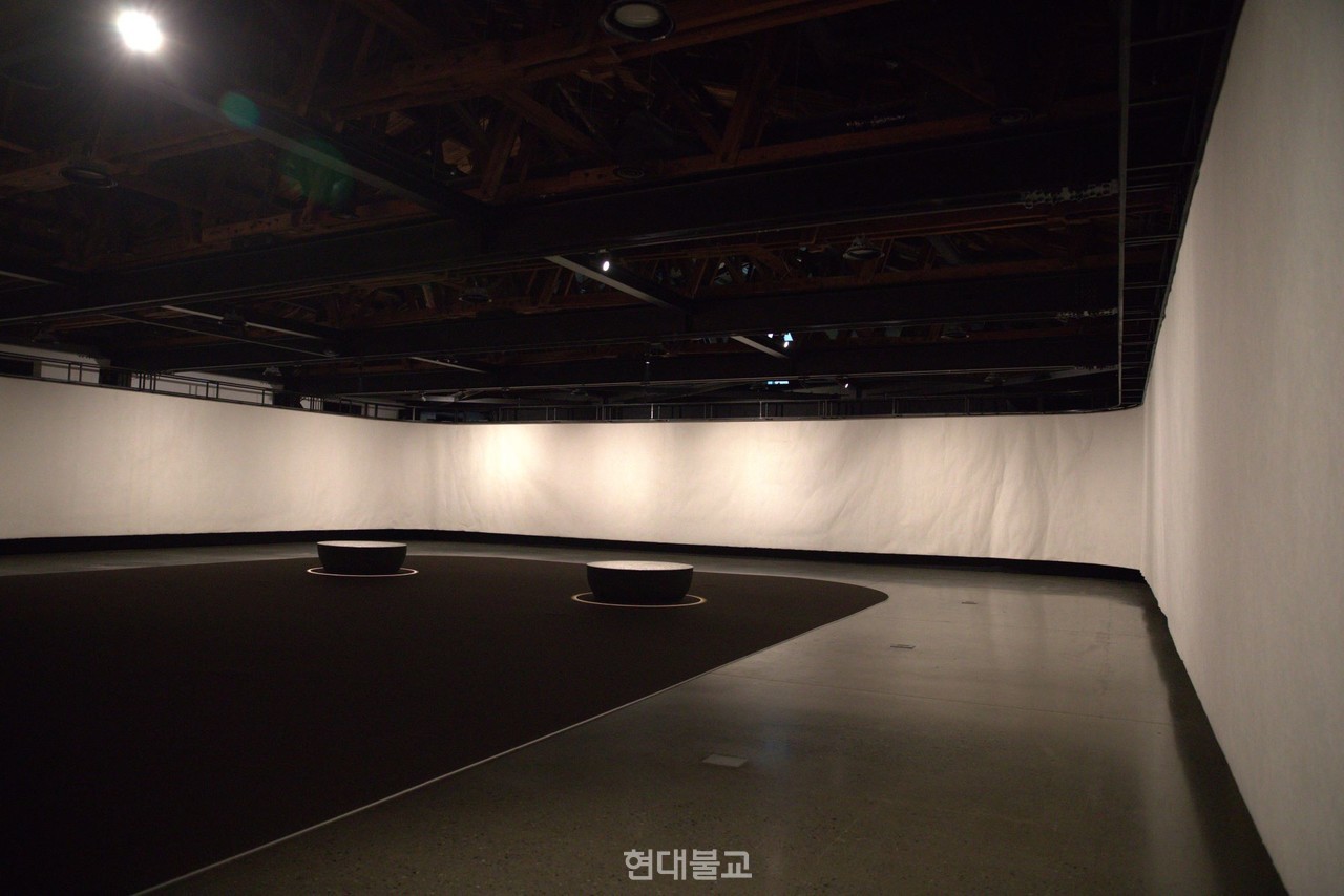 2025 청주공예비엔날레 특별전 ‘성파선예전(性坡禪藝展)' 전시장 벽면을 감싸고 있는 폭 3m, 길이 100m의 한지작품 ‘명명백백’.  조계종 종정 중봉 성파 대종사가 전통 방식으로 직접 뜬 한지다.