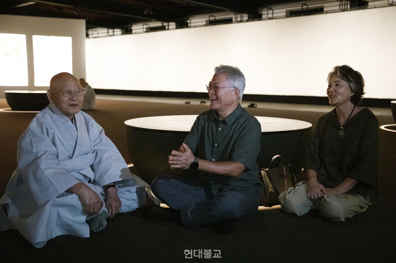 작품 ‘별들의 향연’ 앞에 마주 앉은 성파 스님과 문 전 대통령 내외.