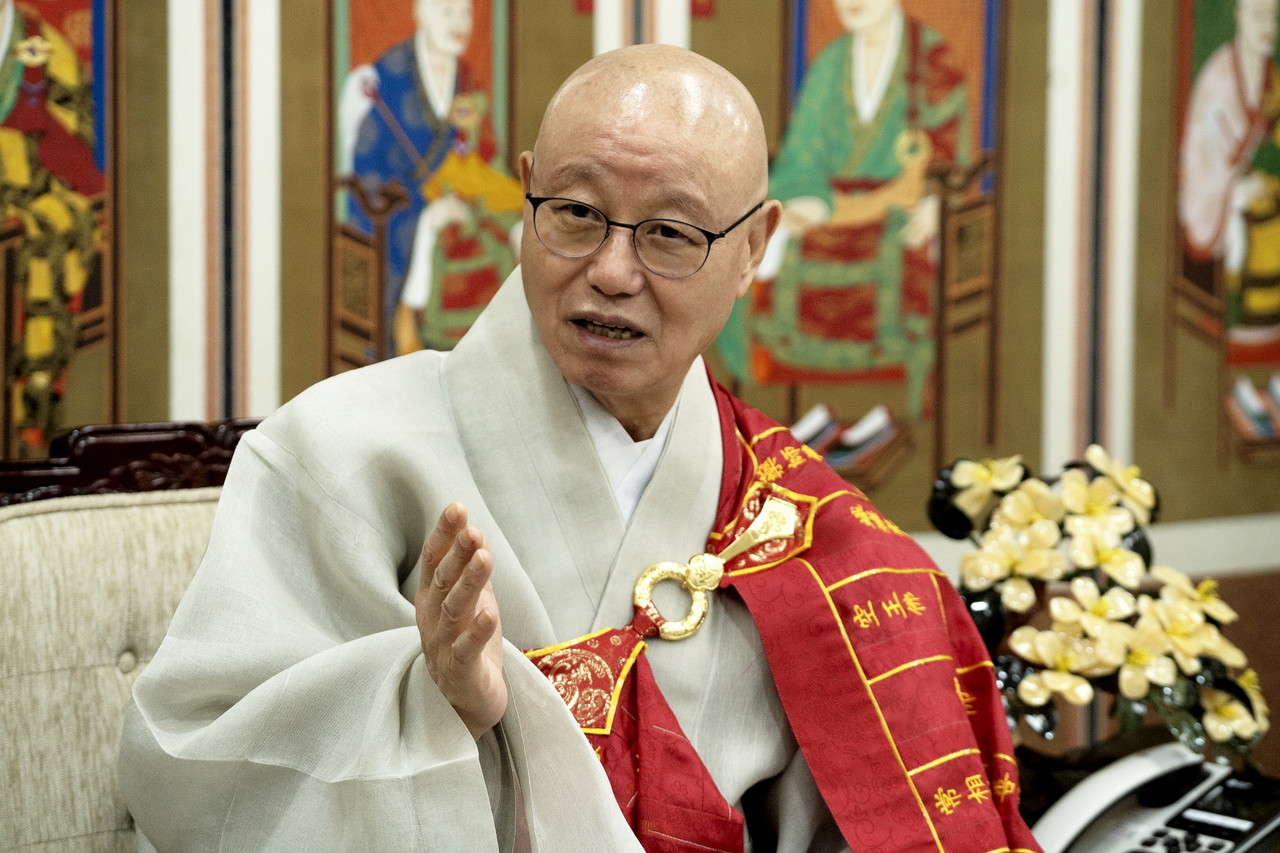 태고종 총무원장 상진 스님이 9월 4일 진행된 본지와의 인터뷰에서 답변하고 있다. 사진=정현선 작가