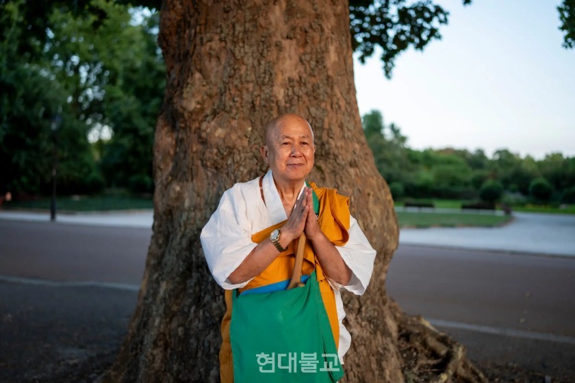 런던 배터시 공원에 살며 평화를 위해 기도하는 나가세 교로 스님. 사진 출처=부디스트도어 글로벌