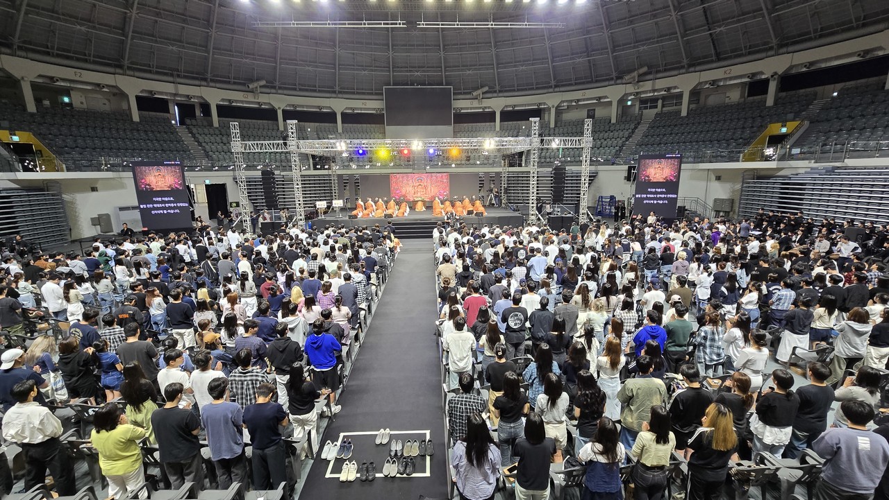 지난해 처음으로 열린 동국대 영캠프 모습. 이날 2500명의 재학생이 청년불자로 거듭났다. (현대불교 자료사진)