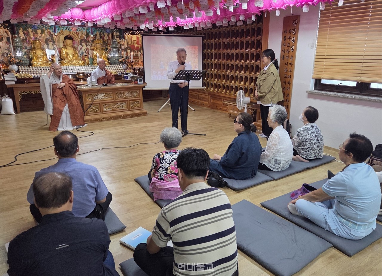 사회복지법인 연화원이 9월 14일 광림사에서 법산 스님의 시집 '나는 어디로 가나' 점자판 및 오디오북 출간을 기념하는 시 낭송회를 개최했다. 박인수 불자가 시를 낭송하고 연화원 이사장 해성 스님(사진 왼쪽)이 수어로 전달하는 모습.