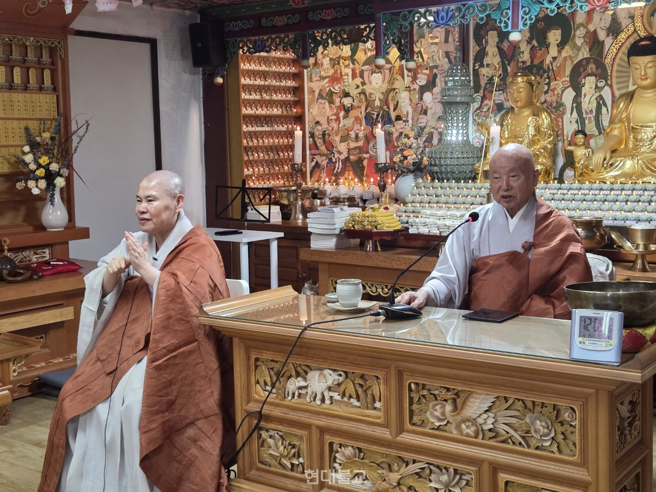 법산 스님(오른쪽)의 법문을 해성 스님이 수어로 전달하고 있다.