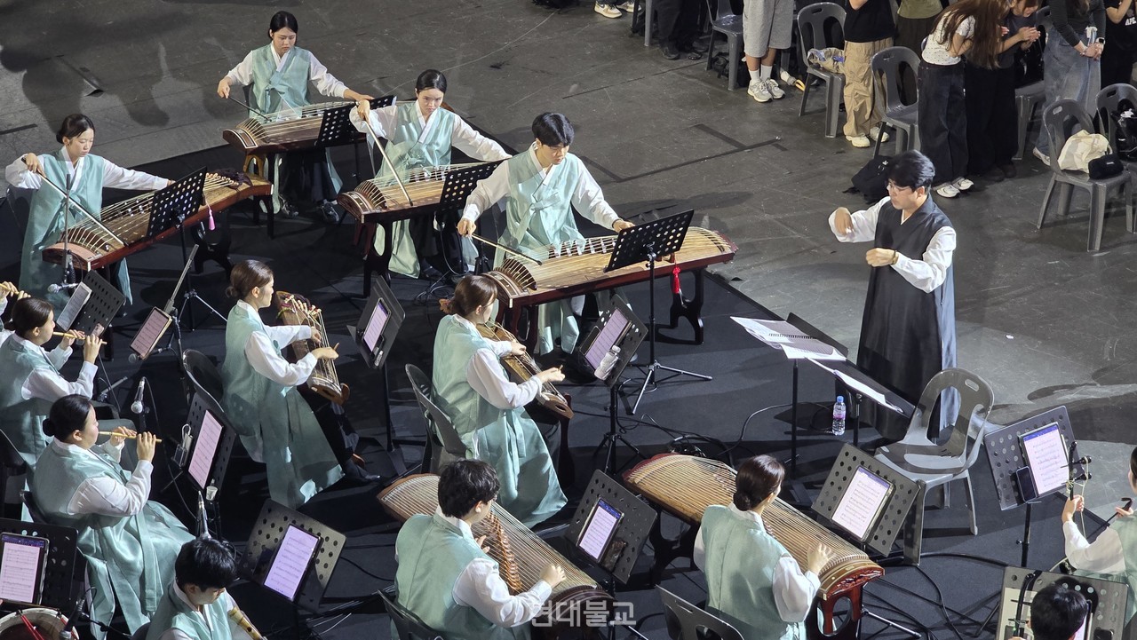 한국음악학과 오케스트라가 불교 의식에 동참했다. 