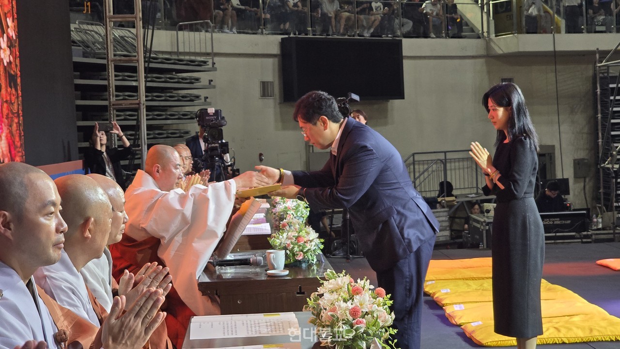 주현석 단장이 계첩을 받고 있다. 