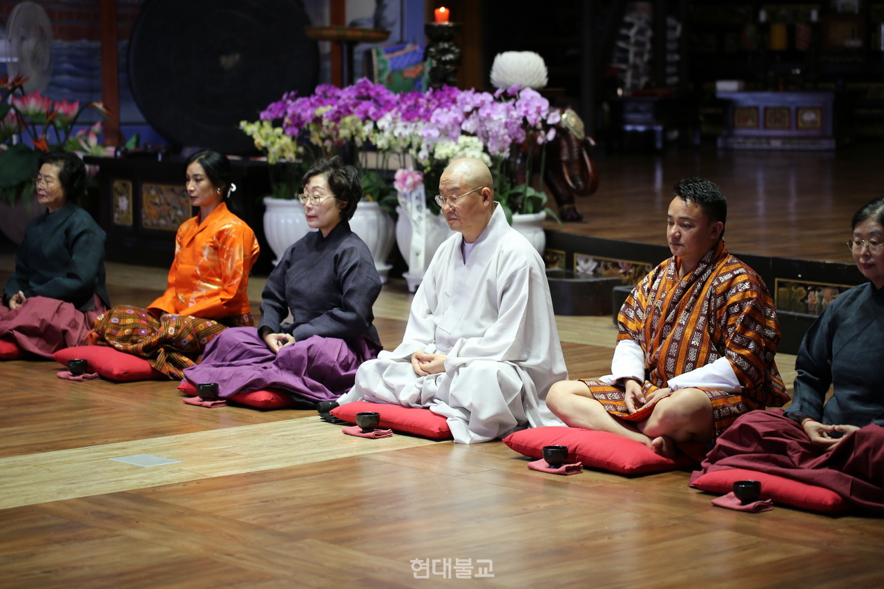 ���� ���Ŀ��� ȫ���� ����ȸ�� ������ ��(��) ������ ���� ��ȣ�� ��ġ�� ������ �ð��� �̾�����.