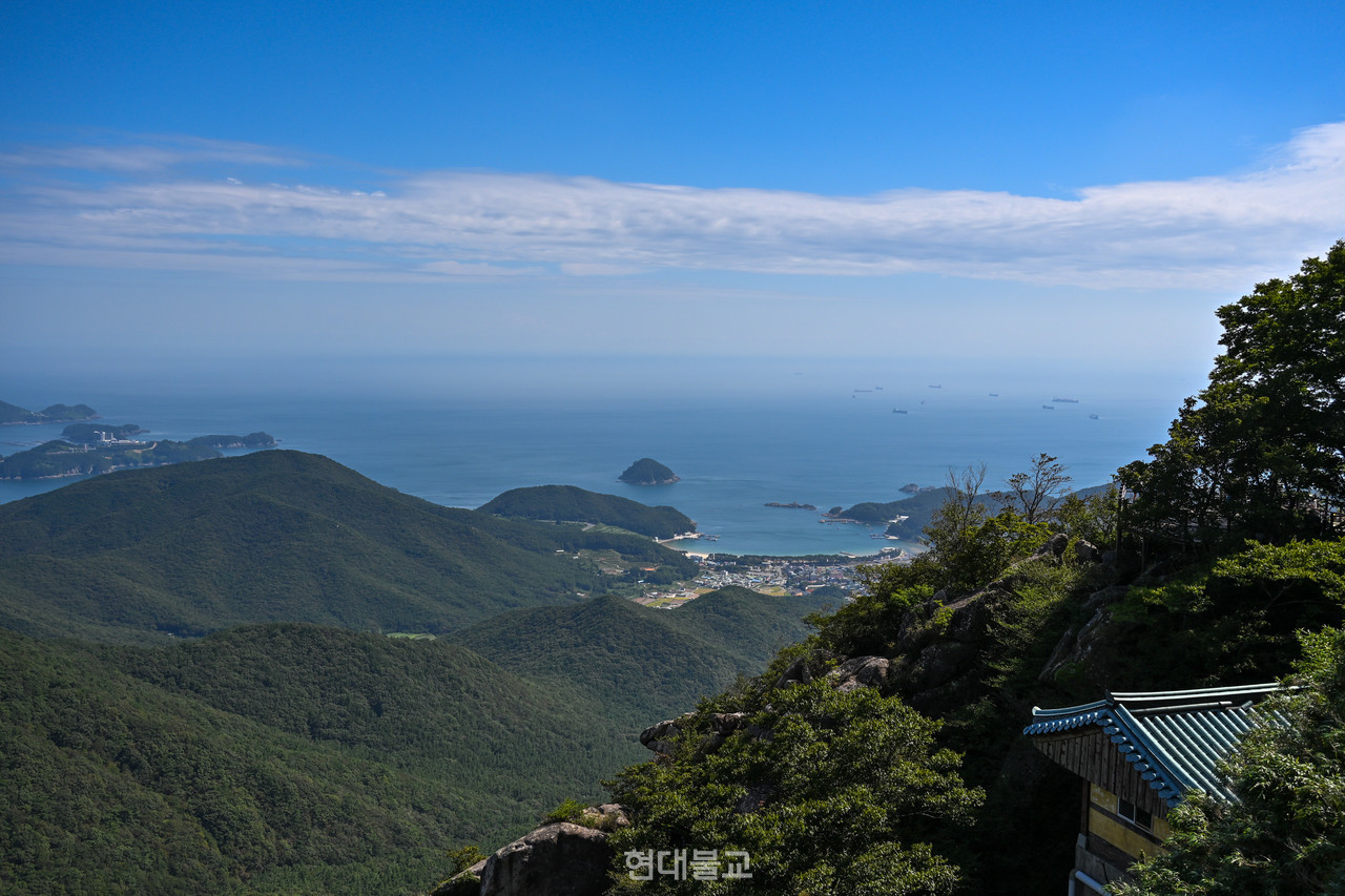 경남 남해군 금산 해발고도 681m의 기암절벽 위에 자리한 남해 보리암. 한려해상국립공원과 남해 일대가 한눈에 내려다보인다.