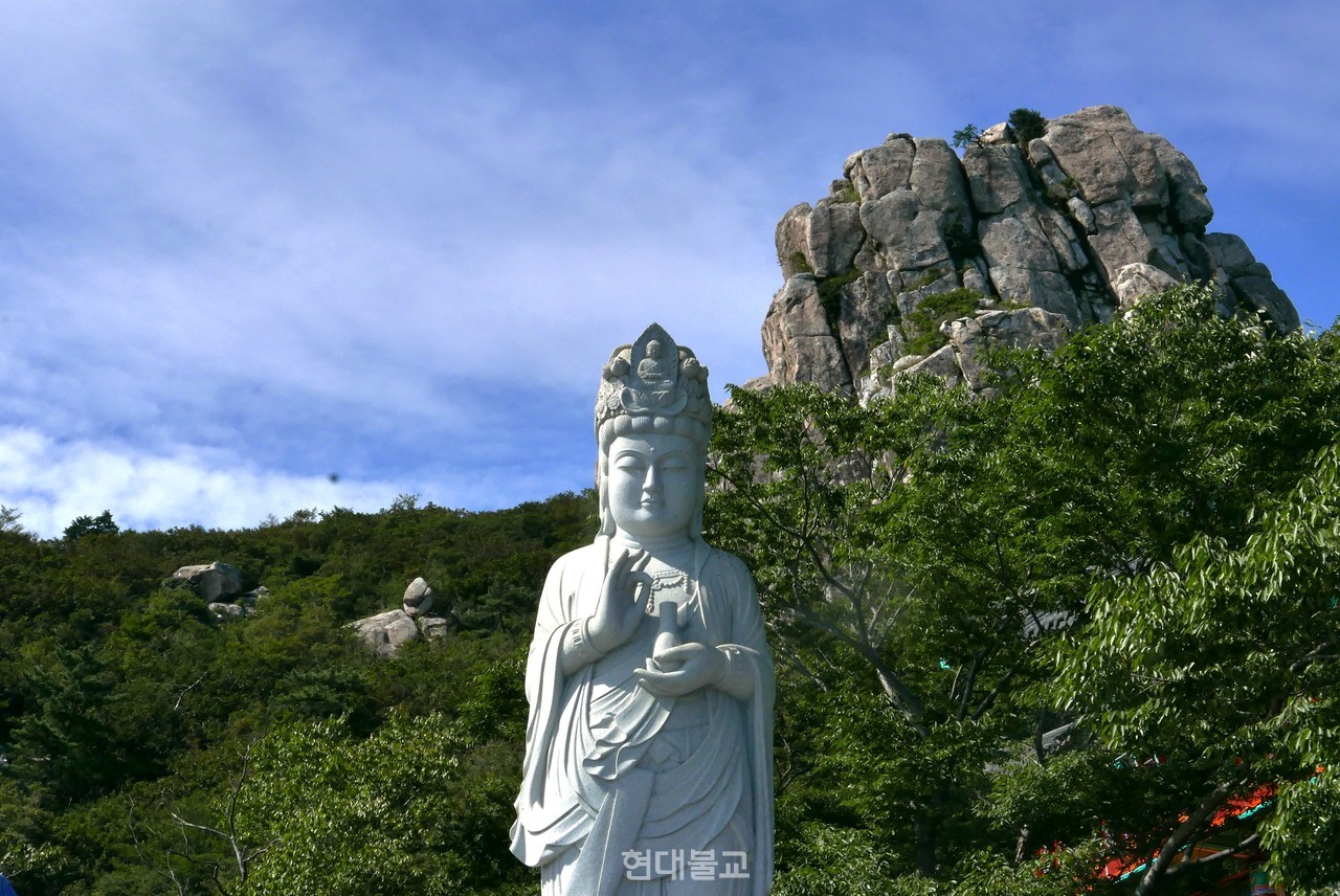 금산의 기암괴석을 뒤로하고 남해를 내려다보는 보리암 해수관음상. 