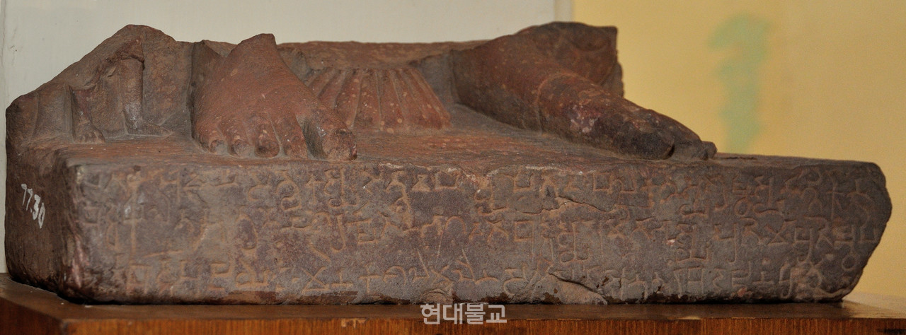 가장 오래된 아미타불상인 후베슈카 26년 아미타불상의 일부. 현대 학자들은 이 아미타불상이 석가모니불과 중첩된 형태로 믿어졌으리라고 추정한다. 사진 출처=위키피디아 영문판 