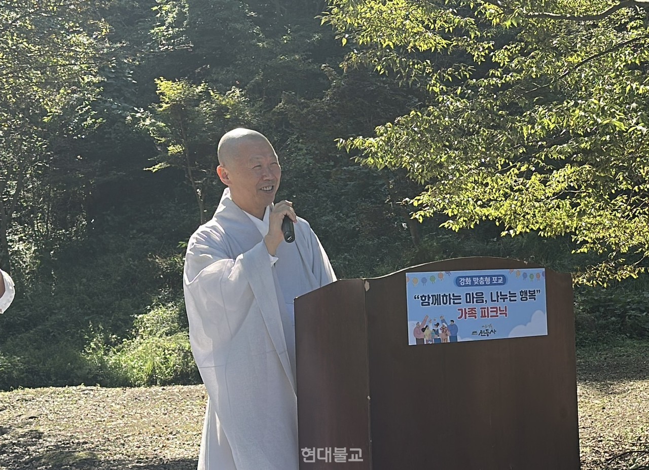 전등사 주지 여암 스님.