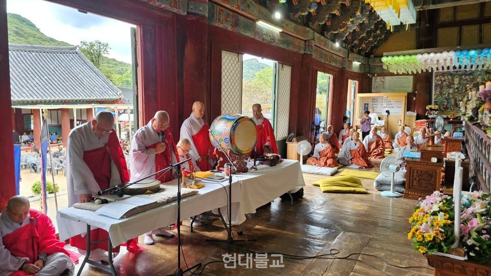 고창 선운사(주지 경우스님)는 9월 20일과 21일 양일간 수륙무차평등대재와 선운사 삼신삼세 괘불도 봉안법회, 제17회 선운문화제 산사음악회를 개최했다.