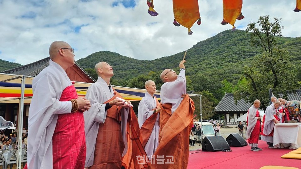 선운사 주지 경우스님이 삼신삼세괘불도 점안의식을 하고 있다
