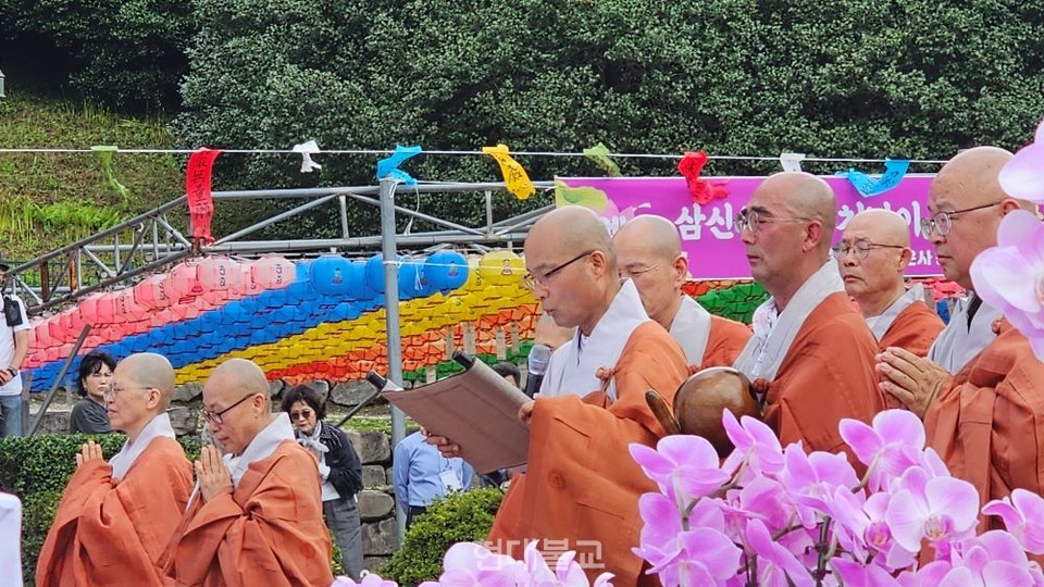 선운사 삼신삼세괘불도 봉안 축원문을 낭독하고 있는 선운사 주지 경우스님