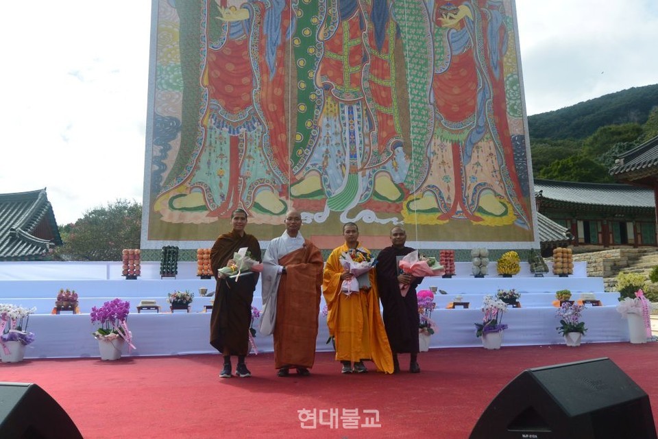 선운사는 동국대학교에 재학중인 외국인 스님들에게 장학금을 전달했다