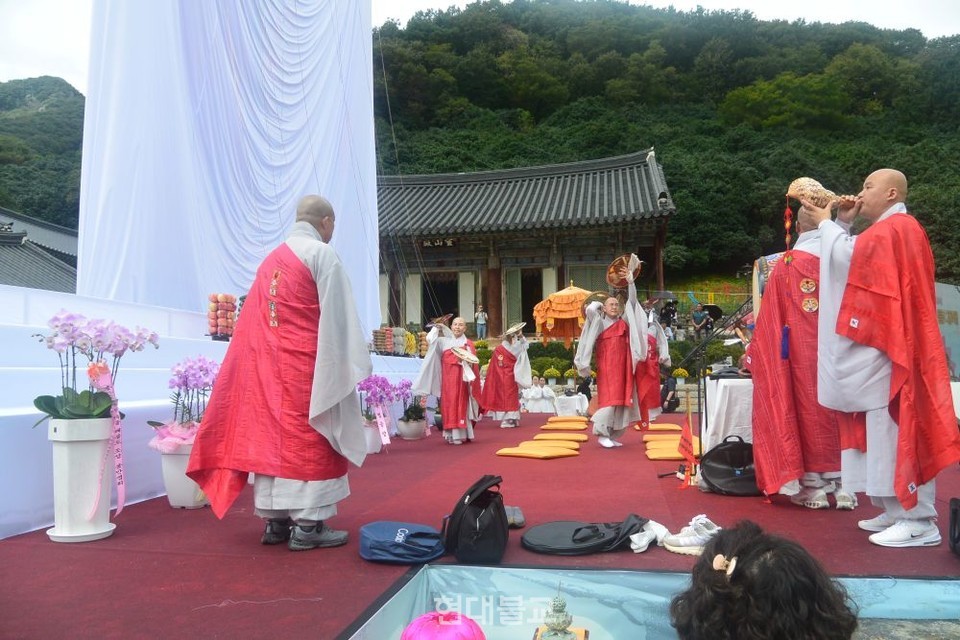 선운사 삼신삼세괘불도 점안의식을 하고 있는 전북영산작법보존회 스님들
