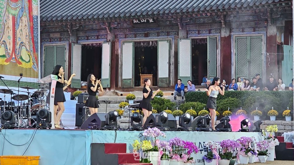 산사음악회에서 공연하고 있는 트로트가수 홍진영