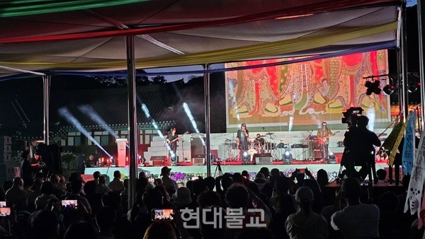 락 밴드 부활의 공연모습