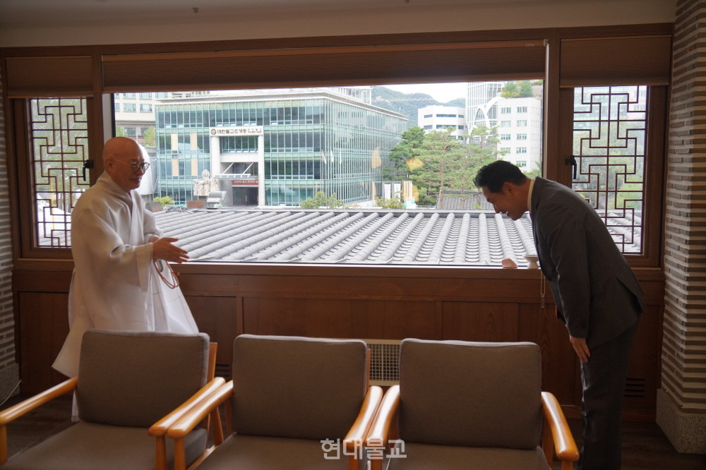 장동혁 대표는 진우 스님을 예방하는 자리에서 합장 반배 대신 목례로 인사했다.